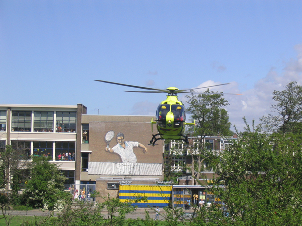 Traumahelikopter landt op Spaarwaterveld (18 mei 2006; foto: Gerard van Niel)